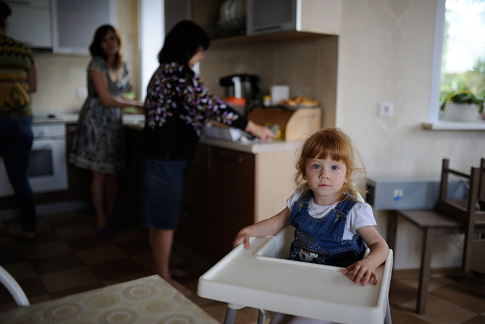 Фонд «Солнечный город» финансирует работу двух кризисных центров для мам в Новосибирске и Екатеринбурге. Ежемесячно в них проживают около 15 мам и 16⁠—⁠20 детей