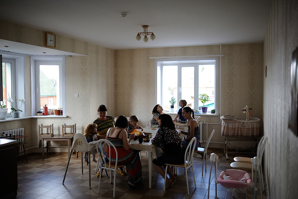 В трехэтажном доме центра в Новосибирске шесть жилых комнат — гостиная, кухня, столовая, кабинет и игровой зал. Есть даже комната творчества, где женщины занимаются рукоделием, шьют шторы или кухонные полотенца, рисуют