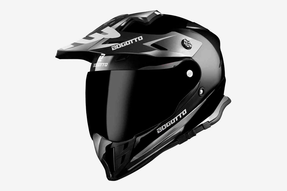 Эндуро-шлем нужен для езды по пересеченной местности: вот этот вот козырек защищает мотоциклиста от летящей с дороги грязи