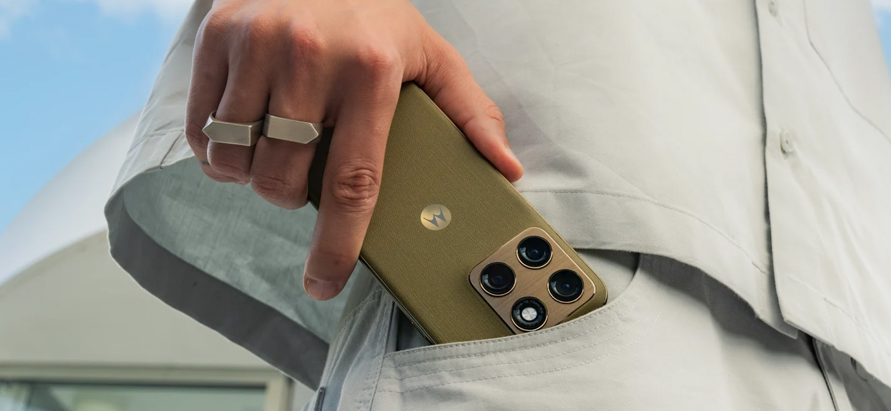 Motorola показала среднебюджетник Edge 2026 — в кор­пусе оливкового цвета с тканевой текстурой