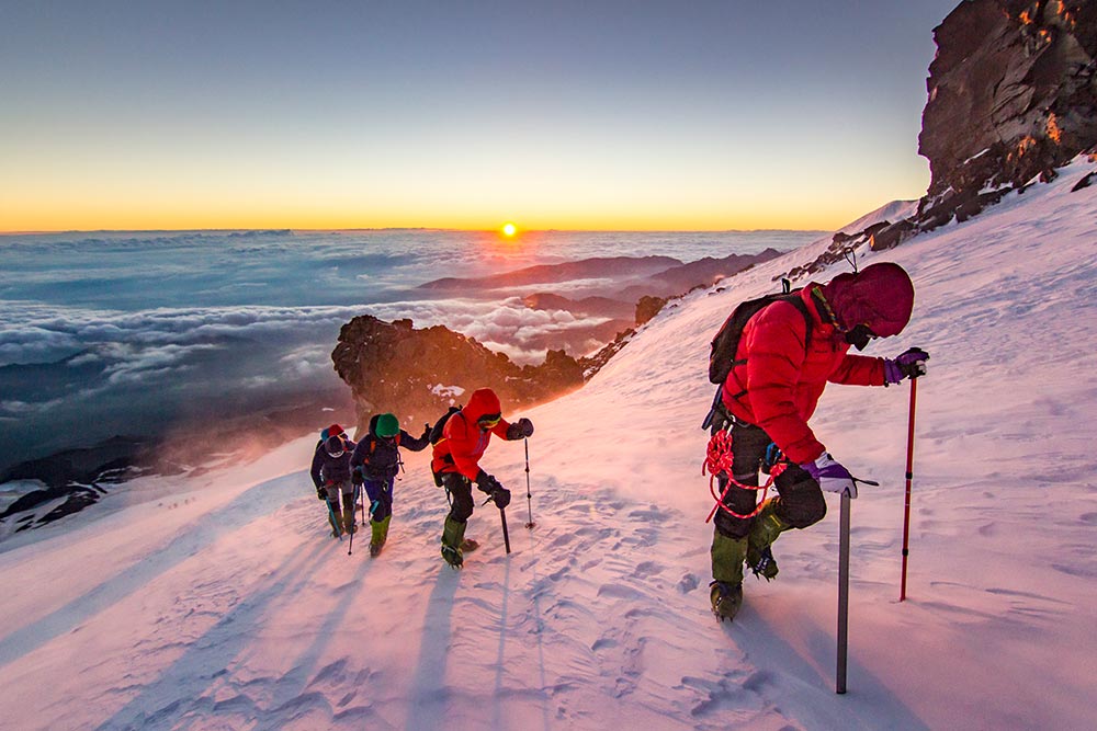 Это восхождение на Эльбрус: высота 4700 метров, температура −10 °C, ветер 7⁠—⁠14 м/с, снежная крошка бьет по лицу