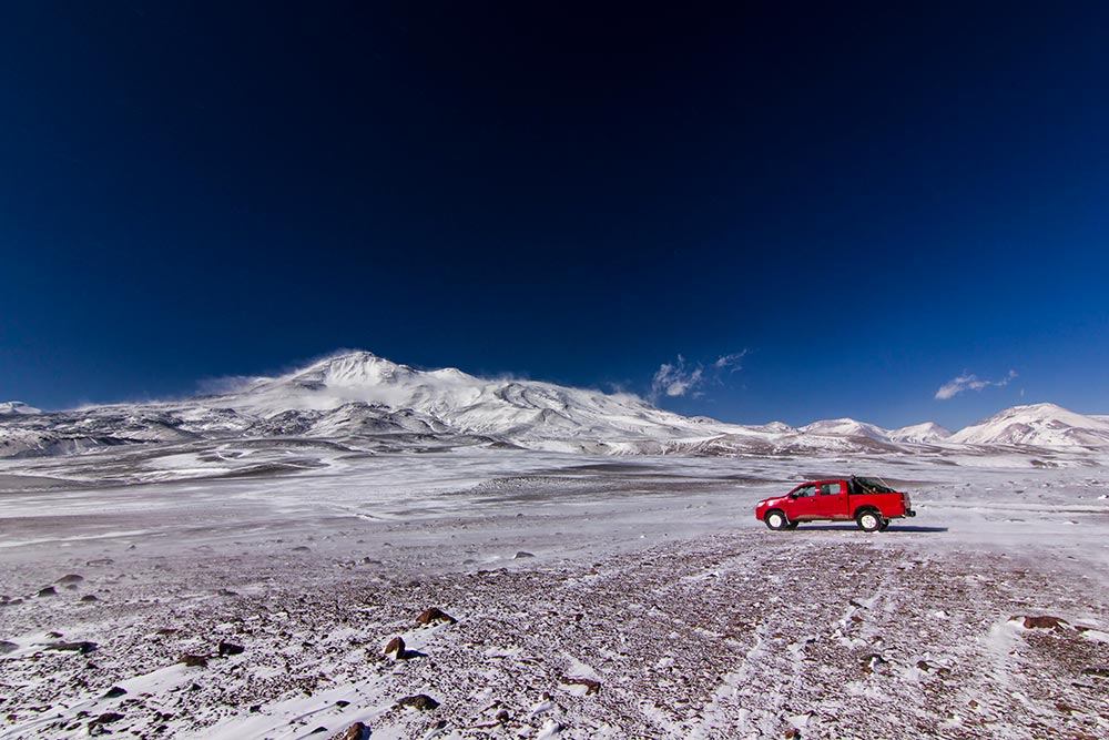 В лагерь Атакама на высоте 5300 метров под вершиной Охос-дель-Саладо в Чили можно приехать на машине
