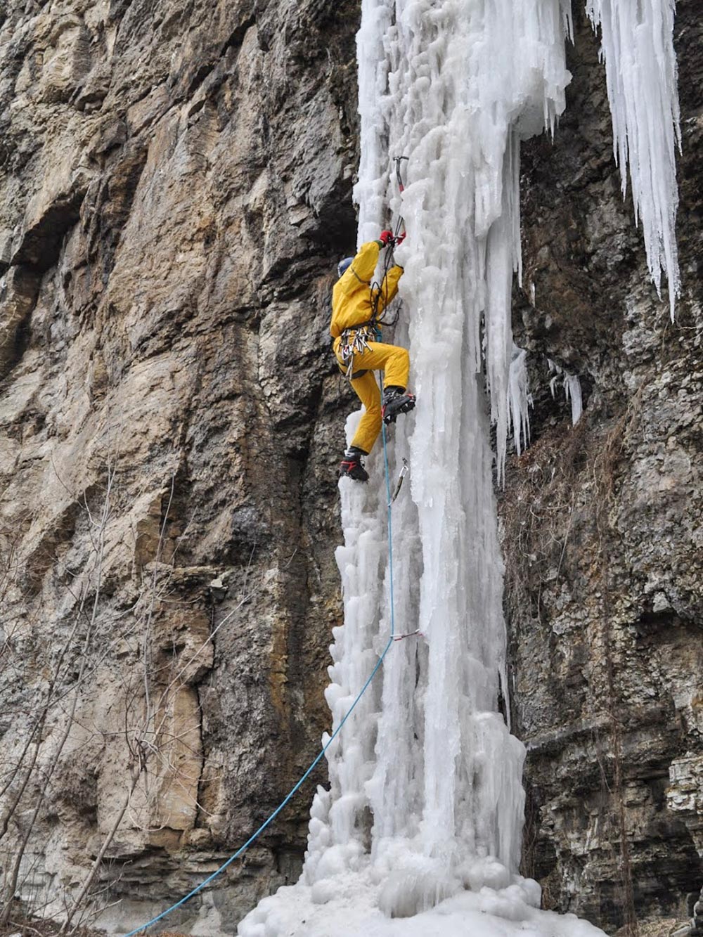 Ледолазный выезд турклуба на замерзшие водопады Каменца-Подольского. Здесь учились работать с ледовым снаряжением: ледобурами, фифами, оттяжками, кошками и прочим