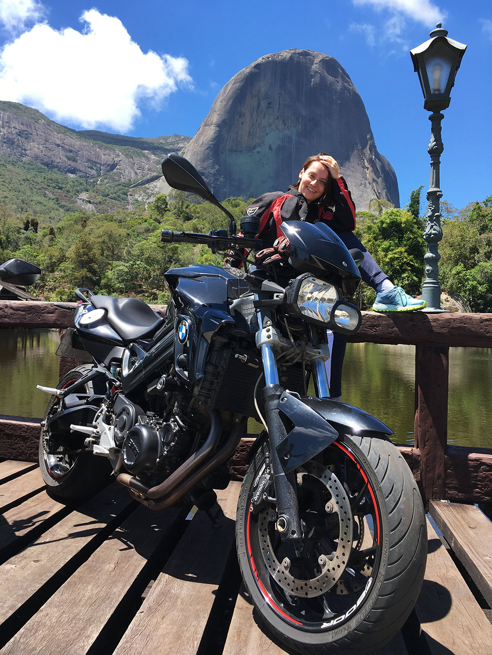 Путешествие на мотоциклах в соседний город Домингус-Мартинс, в парк Педра-Азул