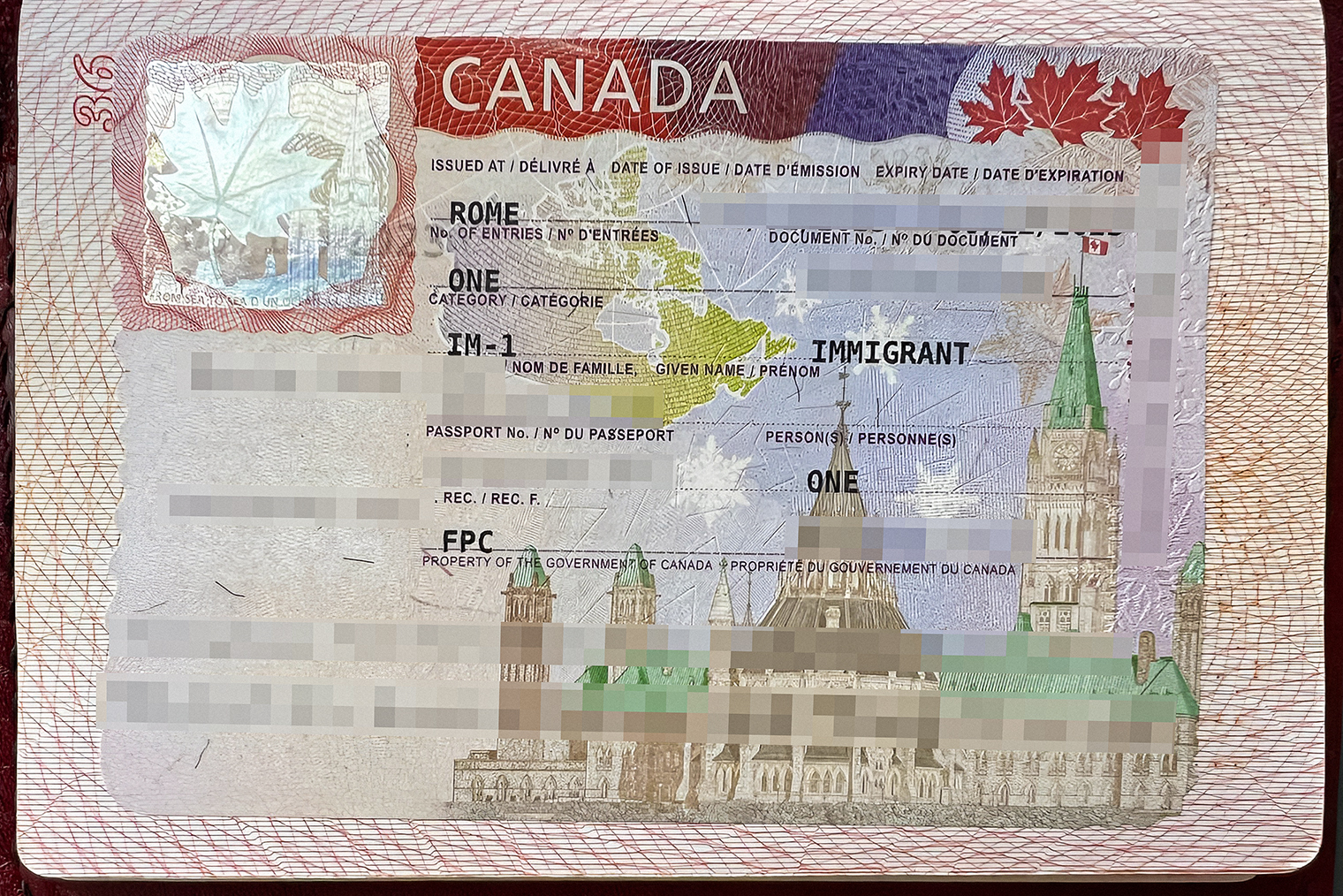 Это виза для одноразового въезда в Канаду, которую мне вклеили в Риме. В дальнейшем на границе предъявляют удостоверение личности — ID