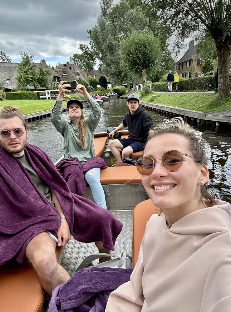 Катаемся на лодке в нидерландской Венеции — деревне Гитхорн