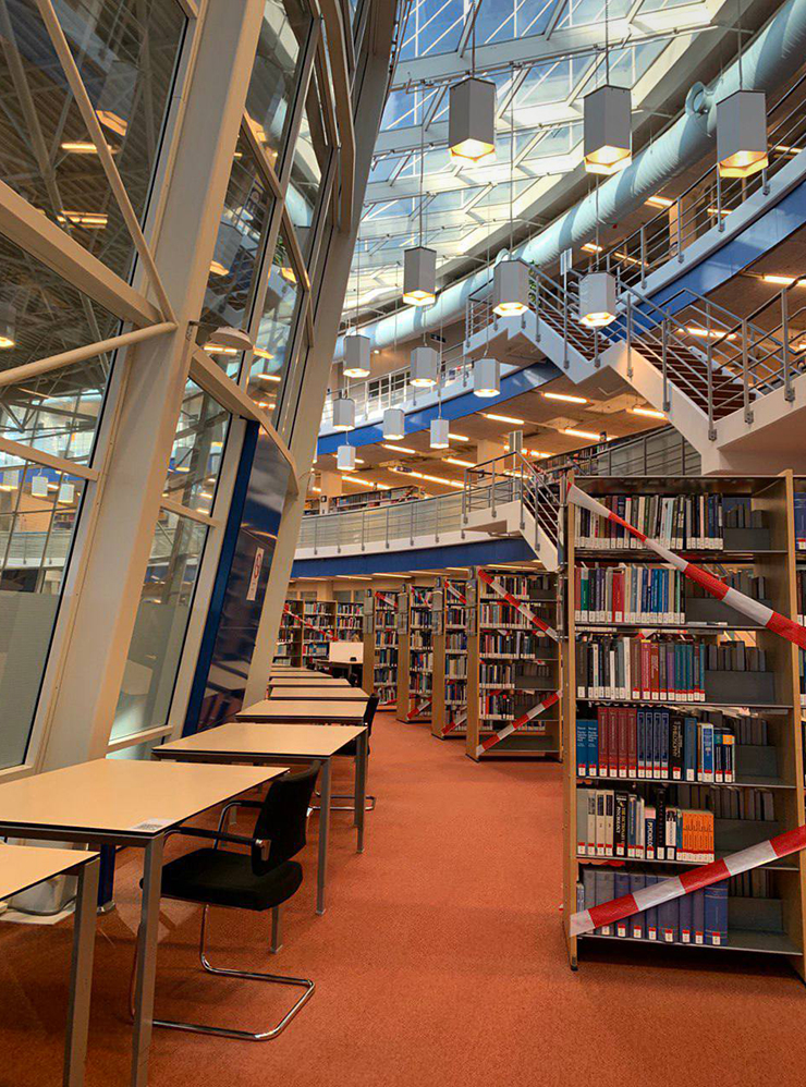 Из⁠-⁠за ковидных ограничений в библиотеке университета книжные шкафы закрывали лентами