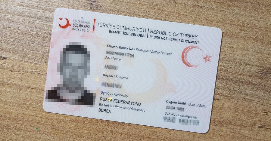Так выглядит лицевая сторона пластиковой карточки турецкого ВНЖ с фотографией. На ней указаны номер карты, личные данные иностранца, его гражданство и место получения икамета
