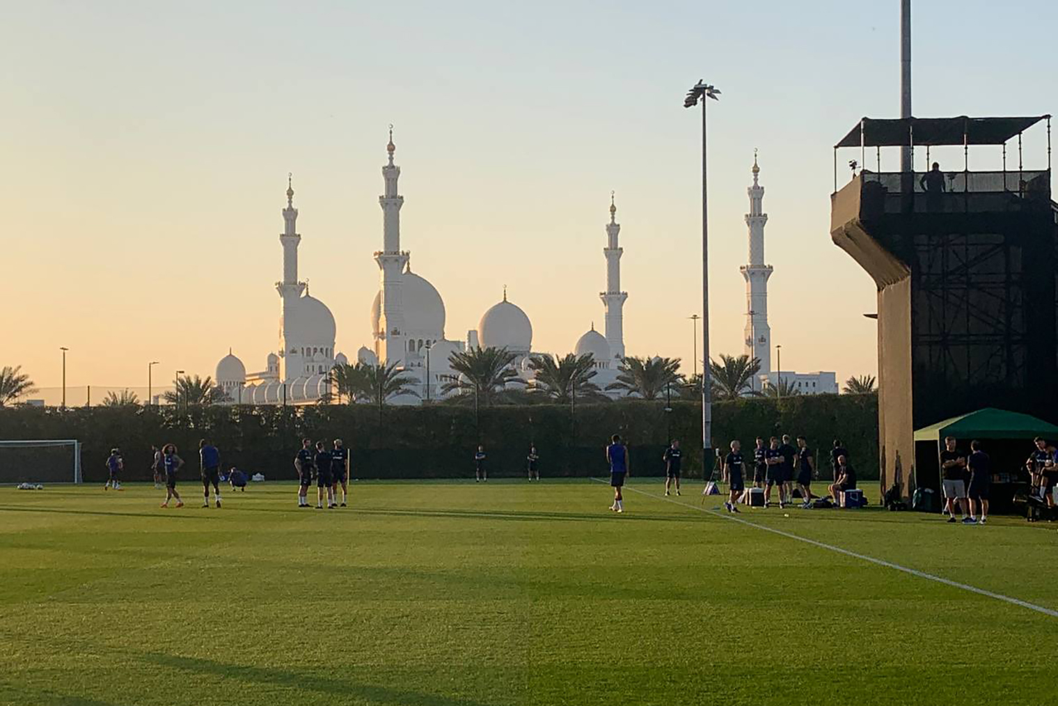 Во время паузы на ЧМ⁠-⁠2022 в Катаре мы организовывали сборы клубам. Тренировка лондонского «Челси» на сборе в Абу⁠-⁠Даби в декабре 2022 проходила на фоне главной достопримечательности — мечети шейха Зайда