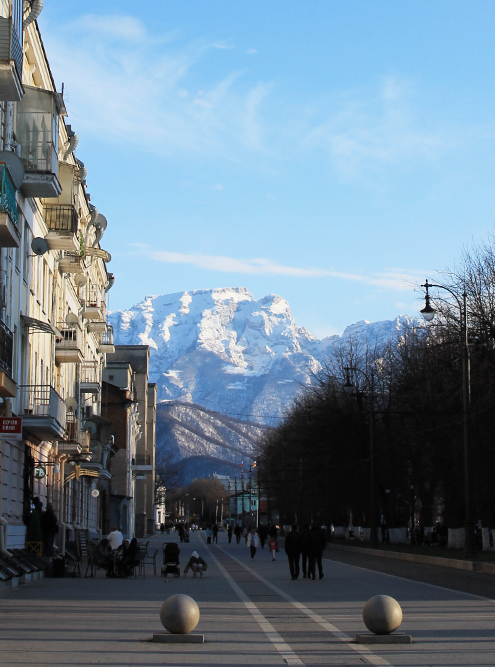 Горы видно прямо с центральной улицы Владикавказа