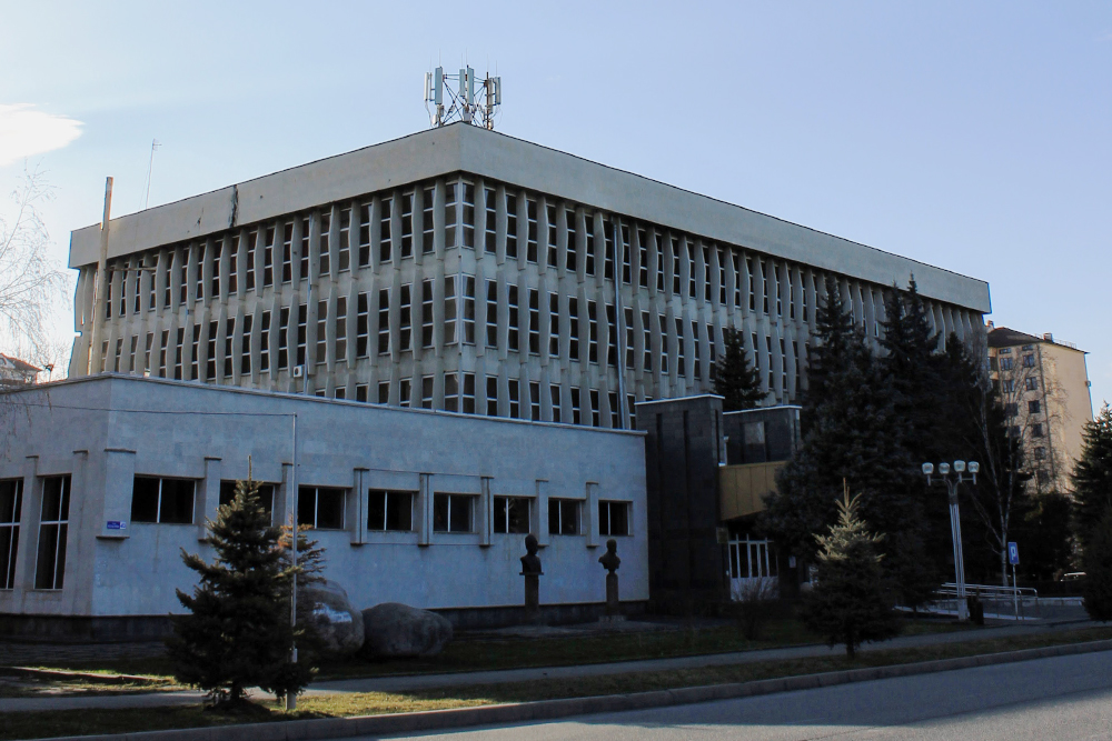 Здание в стиле советского модернизма построили в 1981 году. Внутри просторные залы, а из окон открывается красивый вид на город