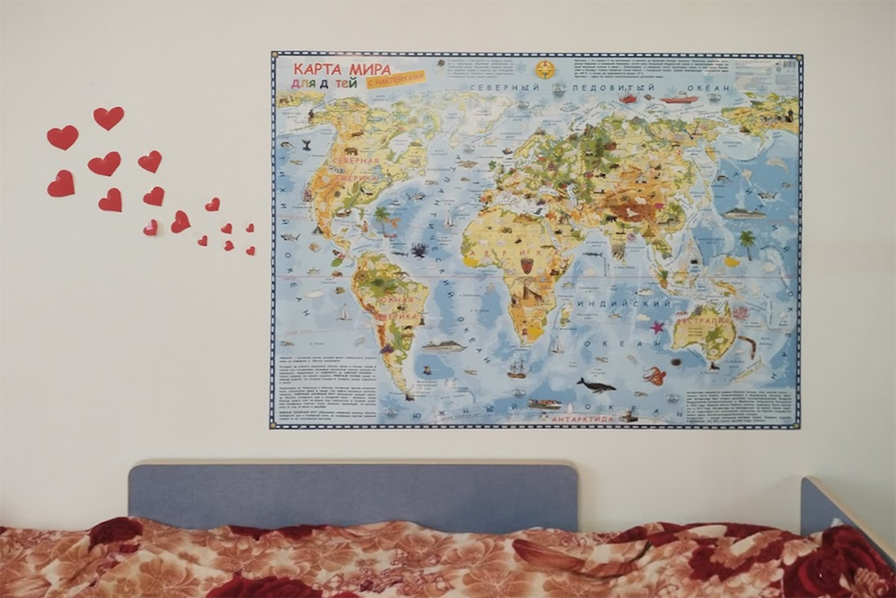 Возле кровати дочери — карта мира. На ней есть специальные места для наклеек с животными