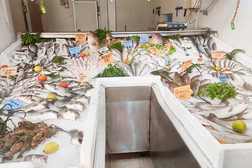 В Турции легко купить свежайшую рыбу, а цены ниже московских