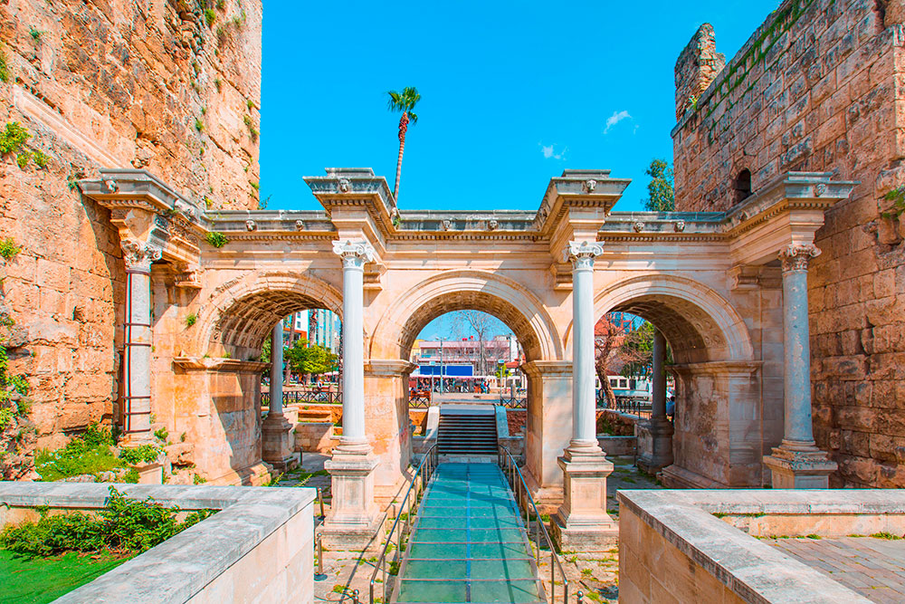 Ворота римского императора Адриана. Через них можно попасть в старый город Калеичи. Источник: muratart / Shutterstock