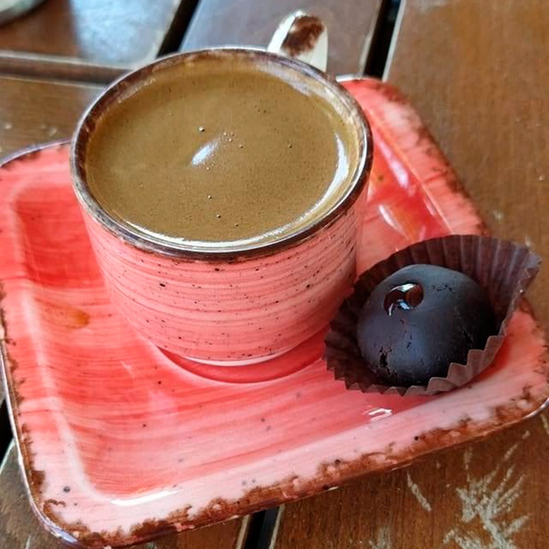 Чашка кофе, сваренного в турке на горячем песке, стоит в кафе от 9 TRY (90 ₽)