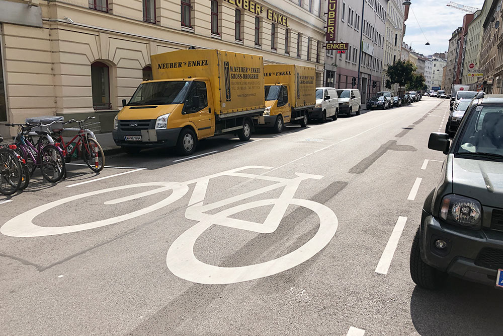 В Вене есть места, где велосипедист важнее автомобилиста и может ехать посреди дороги