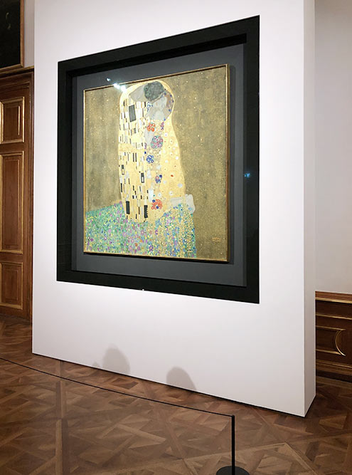 Это самая известная картина в Австрии — «Поцелуй» Густава Климта в музее Бельведер. Я стояла перед ней минут двадцать, потому что мечтала увидеть ее еще со времен института