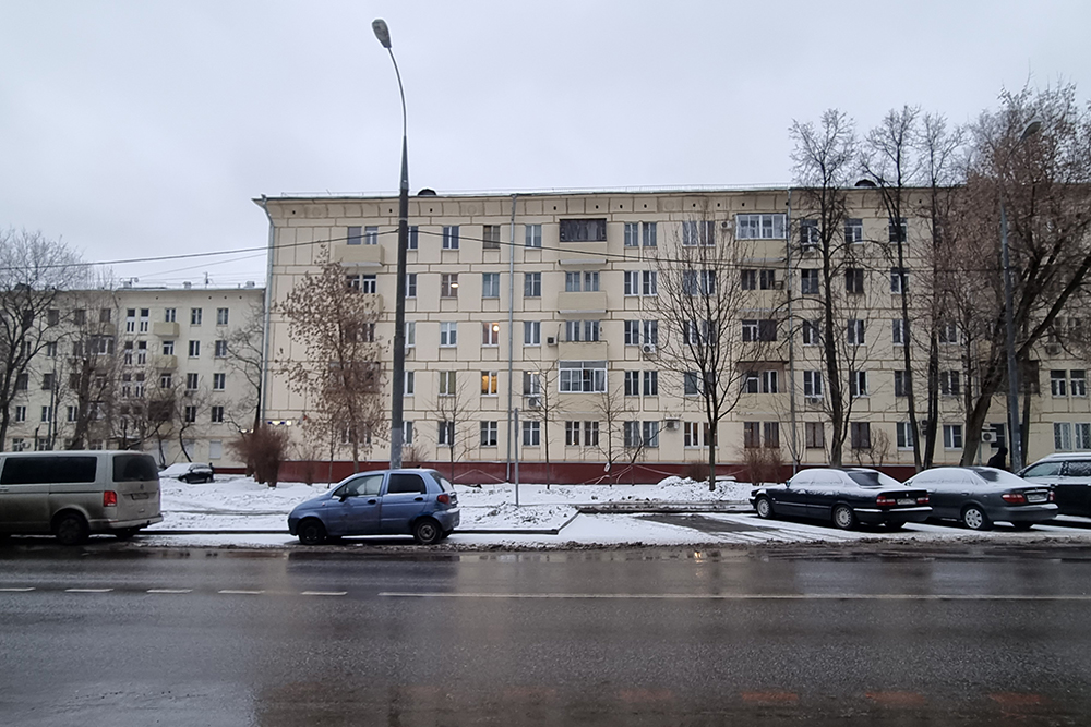 Это крупноблочные поздние сталинки. Их строили в 1957 году — таких домов в районе целый квартал