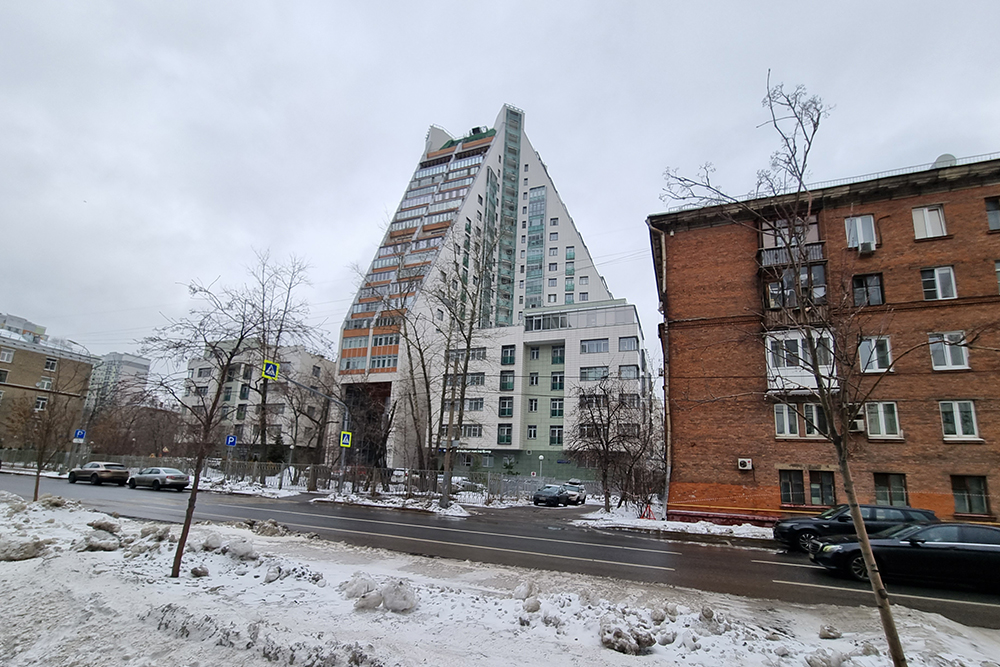 Дом-пирамида с вертолетной площадкой на крыше. Трехкомнатные квартиры здесь стоят от 40 млн рублей