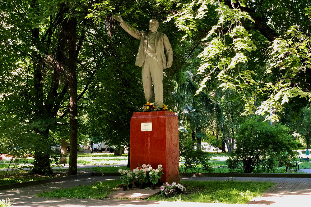 Мне удивительно видеть во дворе одного из домов памятник Ленину. Судя по табличке, он установлен в 1944 году, хотя сам квартал застраивался с конца 1950‑х. Мне не удалось узнать, был ли памятник перенесен из другого места или дома строились вокруг него. Источник: moskva.pictures