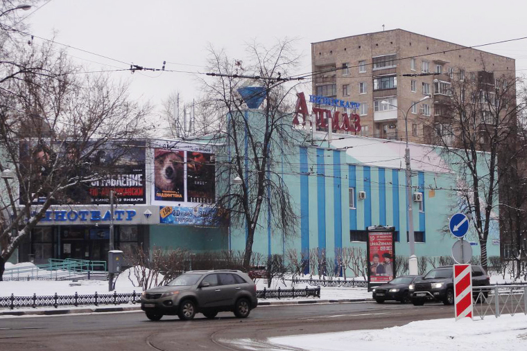 Так выглядел кинотеатр «Алмаз» раньше — типичная советская постройка 60⁠-⁠х. У меня он ассоциируется с архитектурой из мультфильмов про Восток. Источник: wikimapia.org
