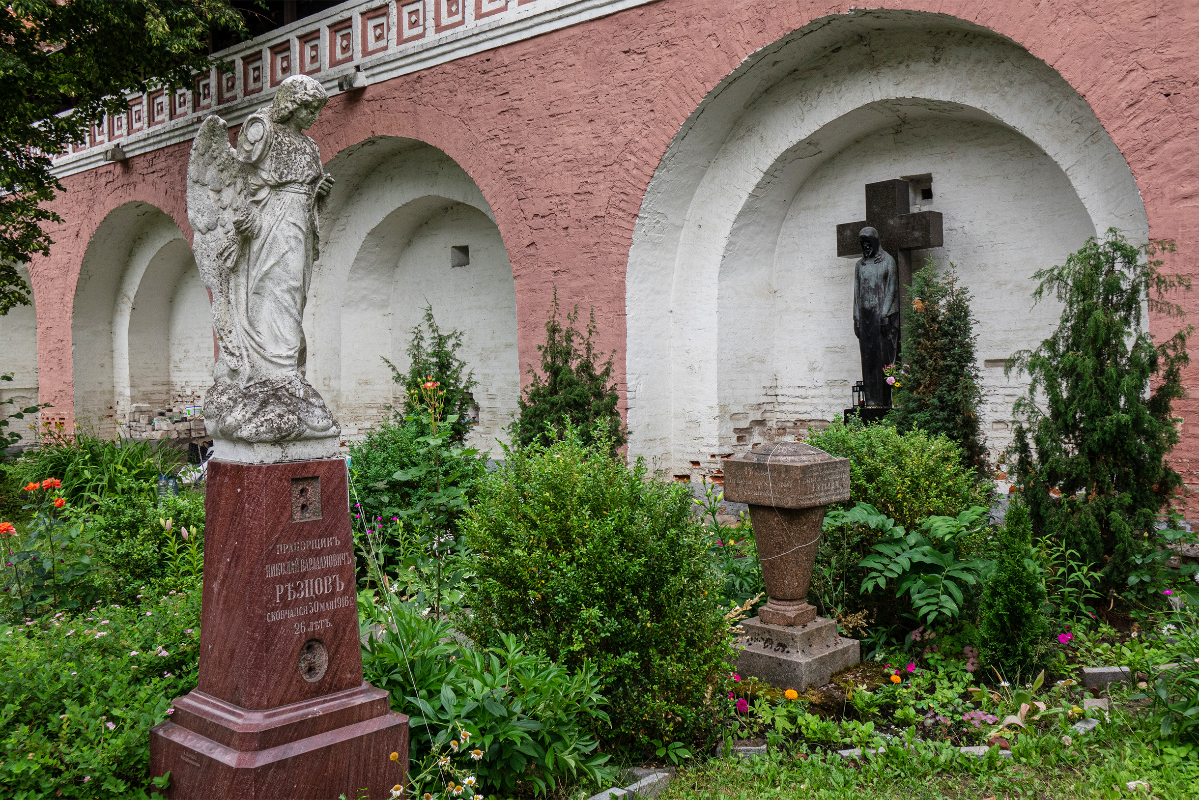Донское кладбище разделяется на старое и новое — с захоронениями столетней давности