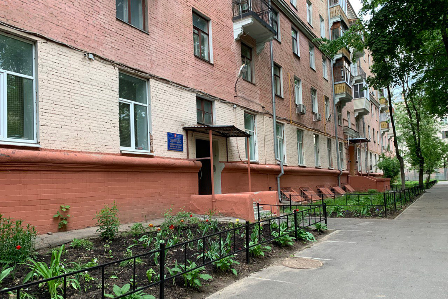Многие садики располагаются на первых этажах жилых домов — например, этот от школы № 1508. Фото: Анастасия Кулакова