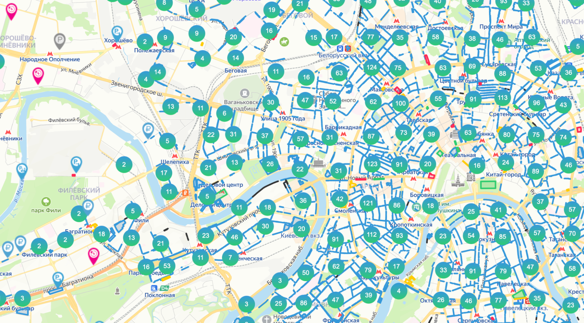 Фрагмент интерактивной карты с сайта «Московского паркинга», где отмечены все городские парковки. Синий цвет — действующие парковки, розовый — зарядные станции, черный — перекрытые, желтый и красный — плоскостные со шлагбаумом и огороженной территорией. Источник: parking.mos.ru