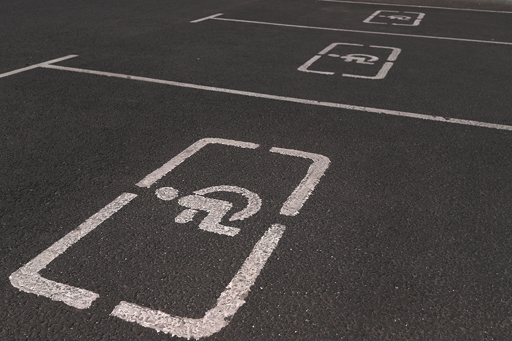 Парковки для людей с инвалидностью помечают особым знаком. Источник: Oxana A / Shutterstock