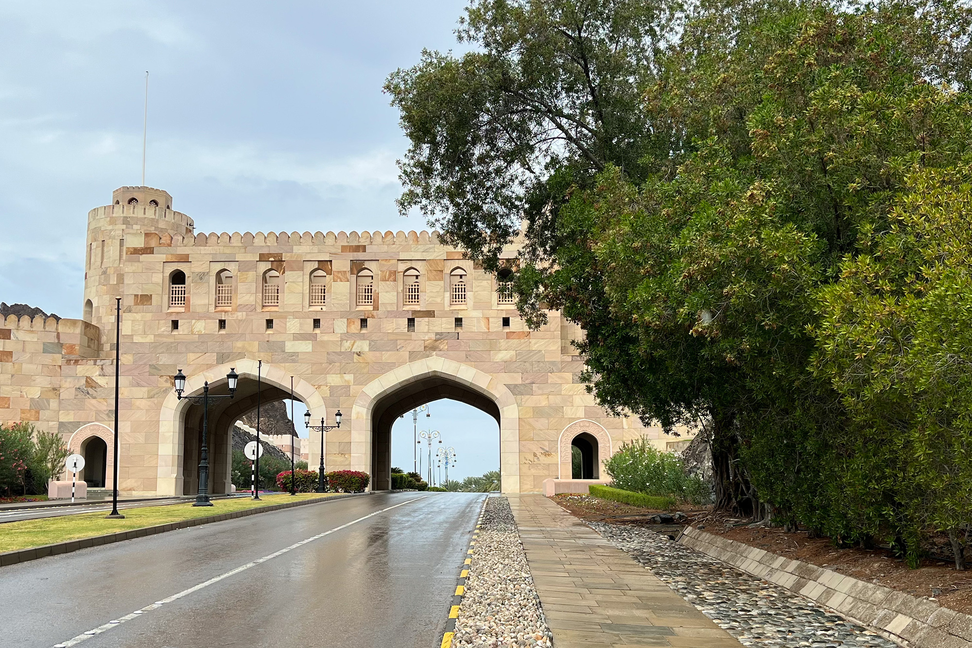 От дворца Аль-Алам до ворот Маската можно пройти по обустроенным пешеходным дорожкам