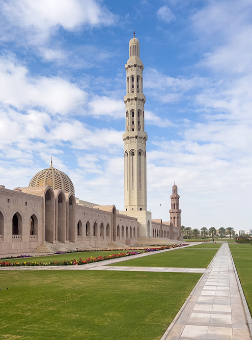 В мечети пять минаретов. Высота самого большого — 90 метров, здесь это единственная башня белого цвета