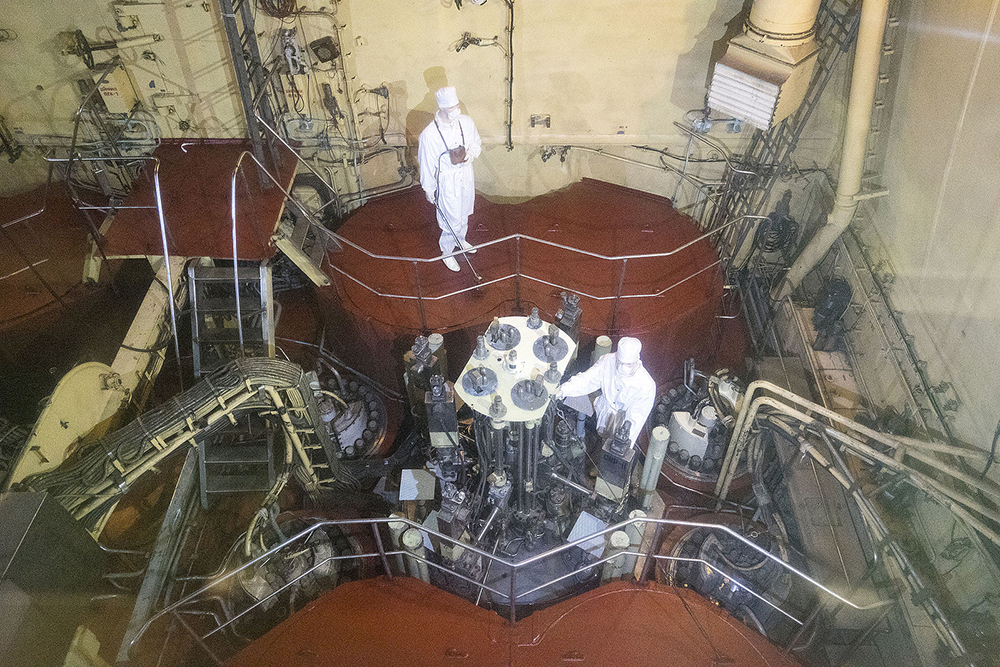 Через иллюминатор с освинцованным стеклом посетители разглядывают макеты крышек ядерных установок. Еще здесь есть манекены дозиметристов в защитных костюмах. Источник: wikimedia.org