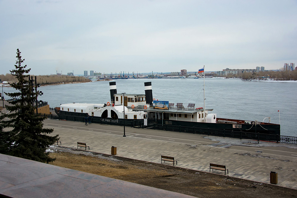 Пароход стоит у набережной Красноярска, он больше никогда не отправится в плавание. Его установили на железобетонные подставки и закрепили тросами. Источник: facebook.com