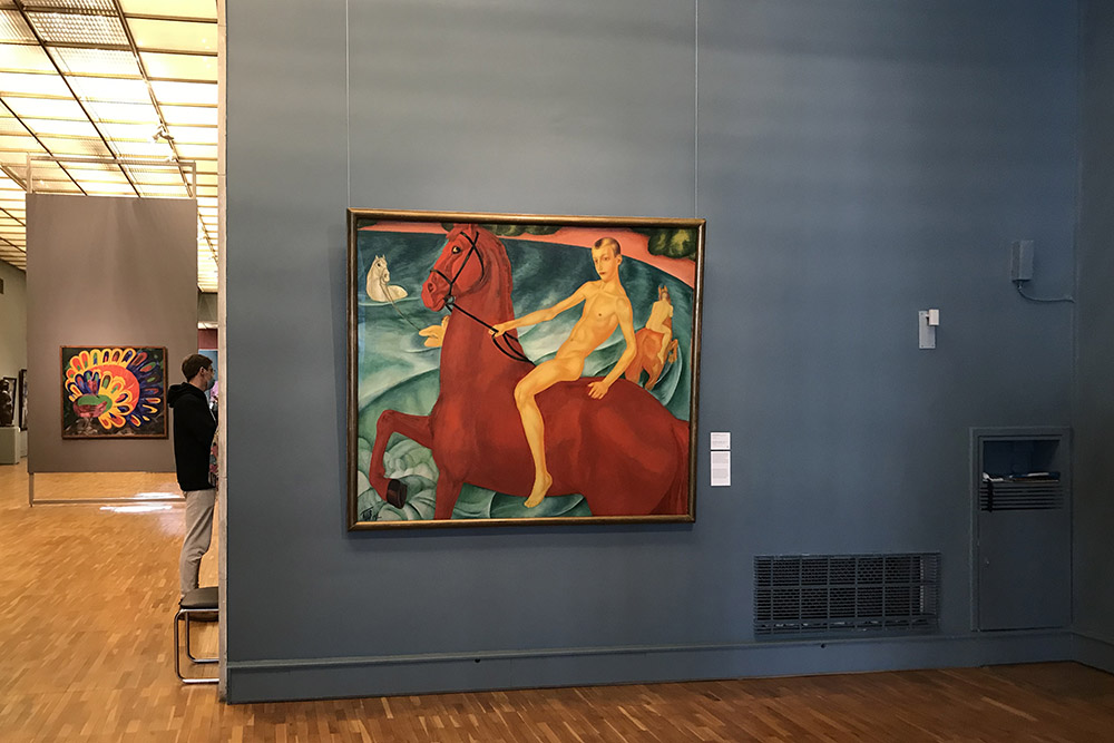 Картина «Купание красного коня» Петрова-Водкина встречает посетителей на входе в первый зал