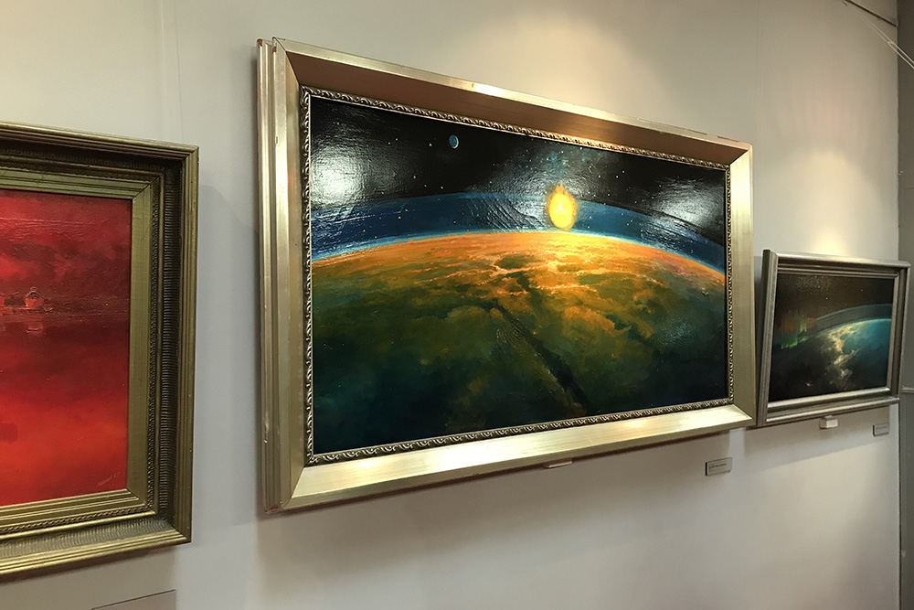 В музее есть небольшая выставка картин космонавта Алексея Леонова