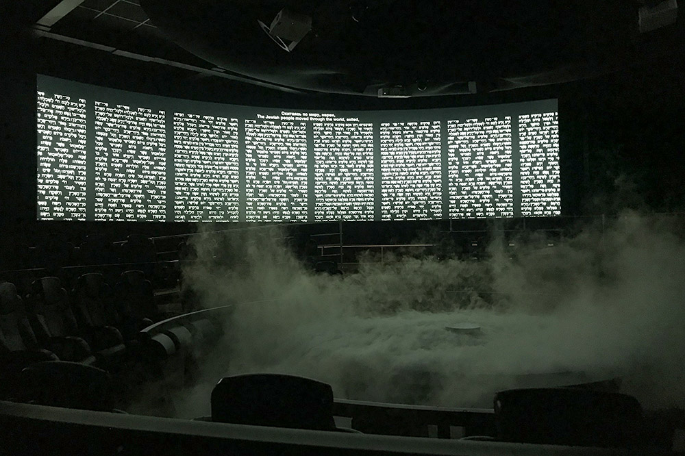 Во время показа фильма трясут кресла, распыляют дым, на зрителей брызгают водой