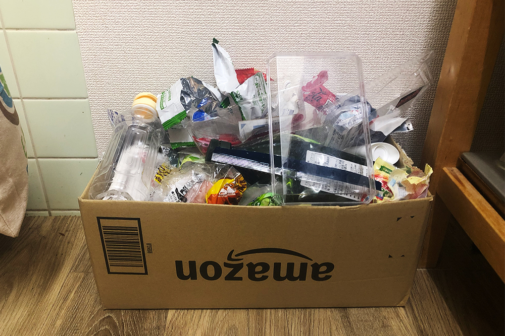 Это коробка с пластиковыми делами и бутылки в процессе очищения