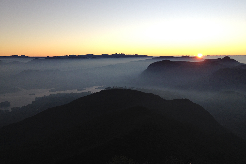 Стоило два часа идти по ступеням, чтобы посмотреть на восход солнца с высоты 2200 метров над уровнем моря