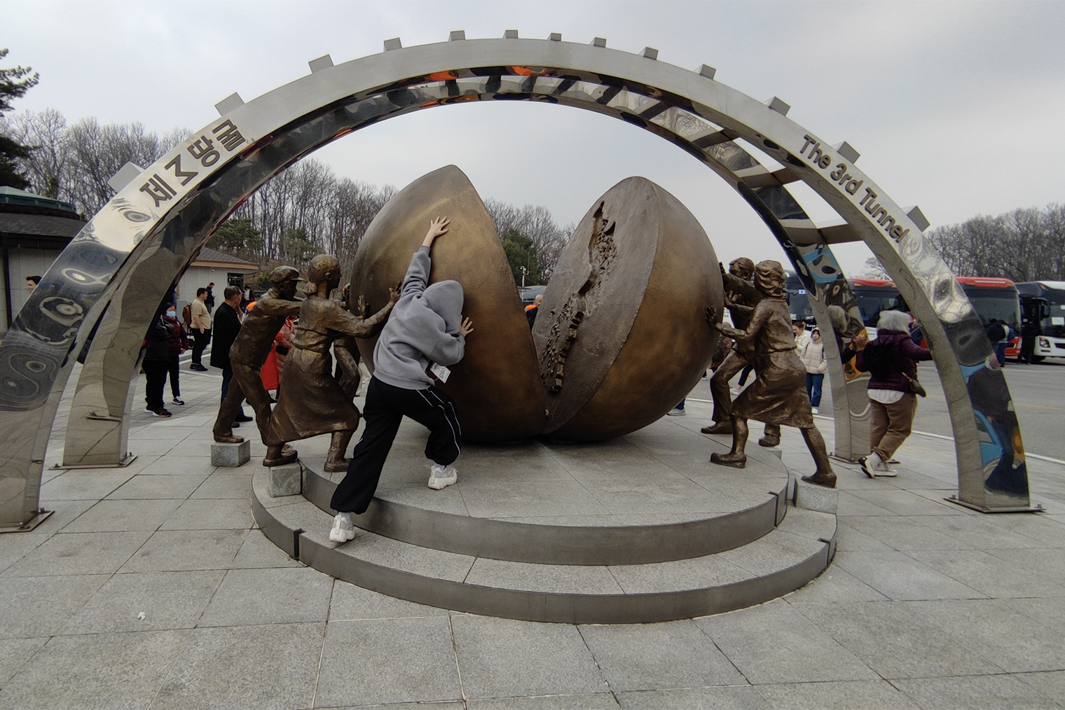 Пожалуй, самый трогательный памятник в этой зоне — шар, почти расколотый надвое и с картой Корейского полуострова на внутреннем срезе. С двух сторон его пытаются соединить корейские семьи, а также некоторые туристы