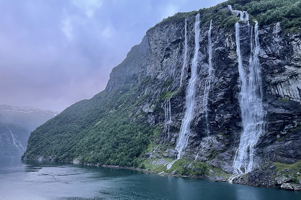 Водопады Семь Сестер в Гейрангер-фьорде