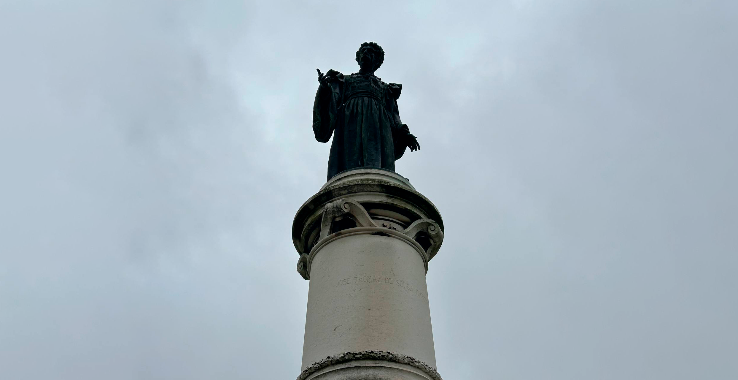 Сюда приносят плиты с именами: почему стоит посетить памятник доктору Соуза Мартиншу в Лиссабоне