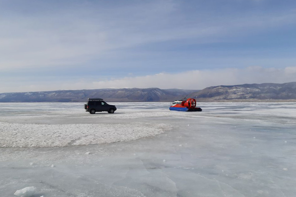 Движение на ледовой переправе довольно активное: ездят и машины, и хивусы