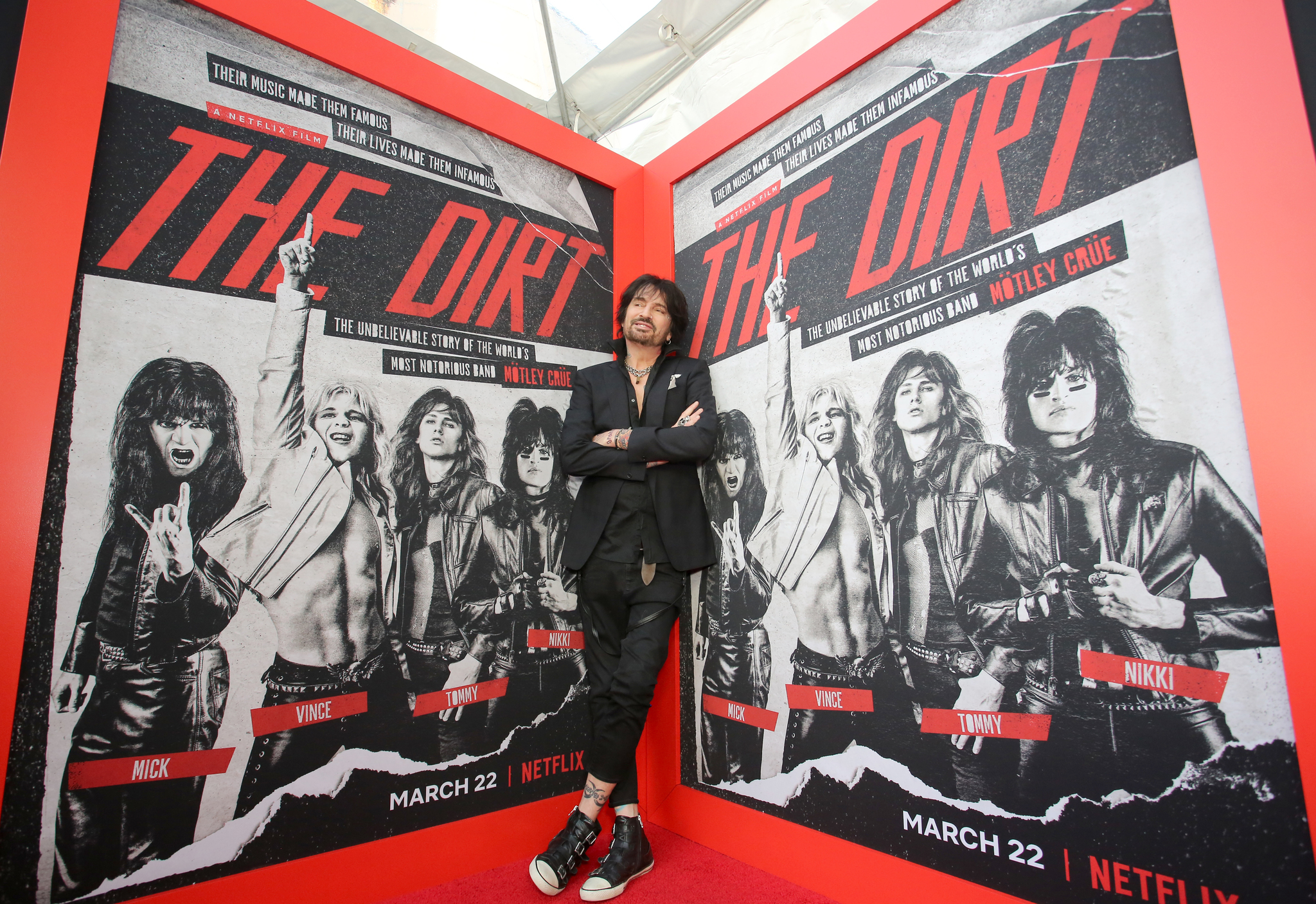 Басист Mötley Crüe Никки Сикс на фоне обложки фильма о его группе
