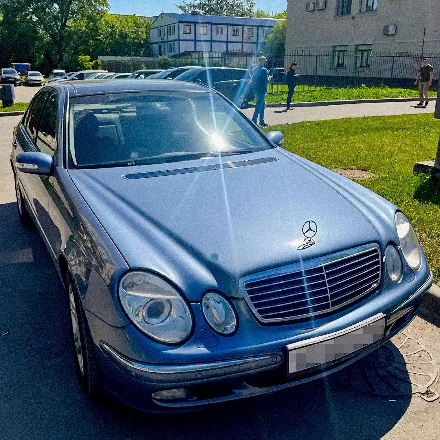 По моему мнению, Mercedes-Benz W211 невероятно красив