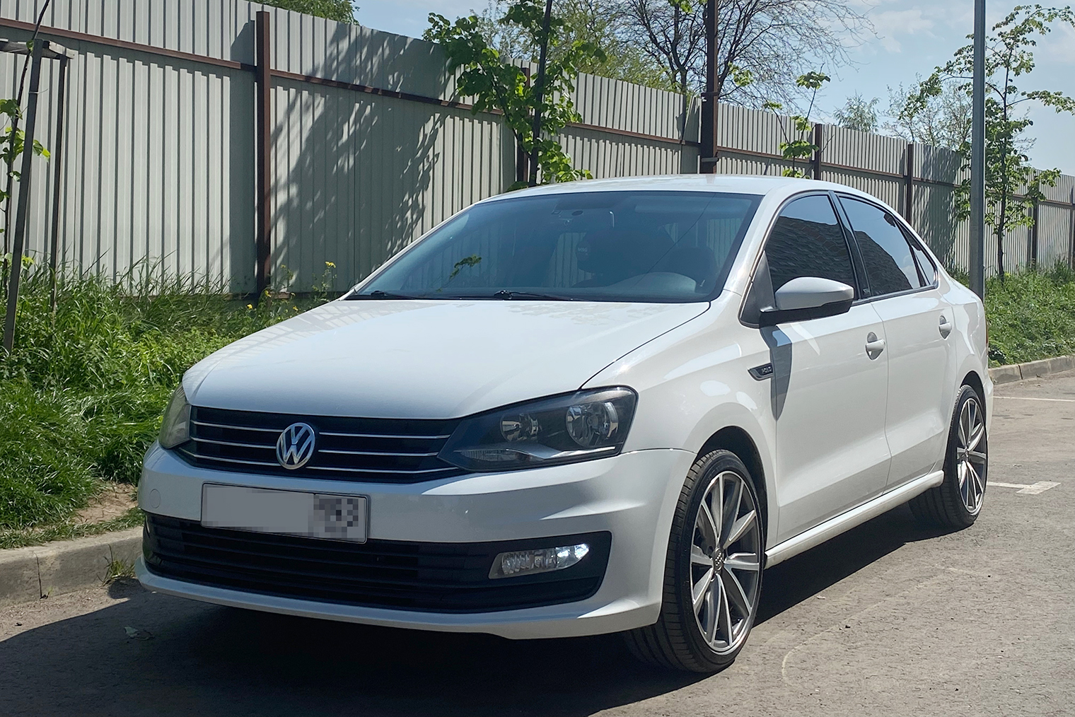Мне нравится внешний вид Volkswagen Polo Sedan. Иногда даже оборачиваюсь, когда оставляю его на парковке