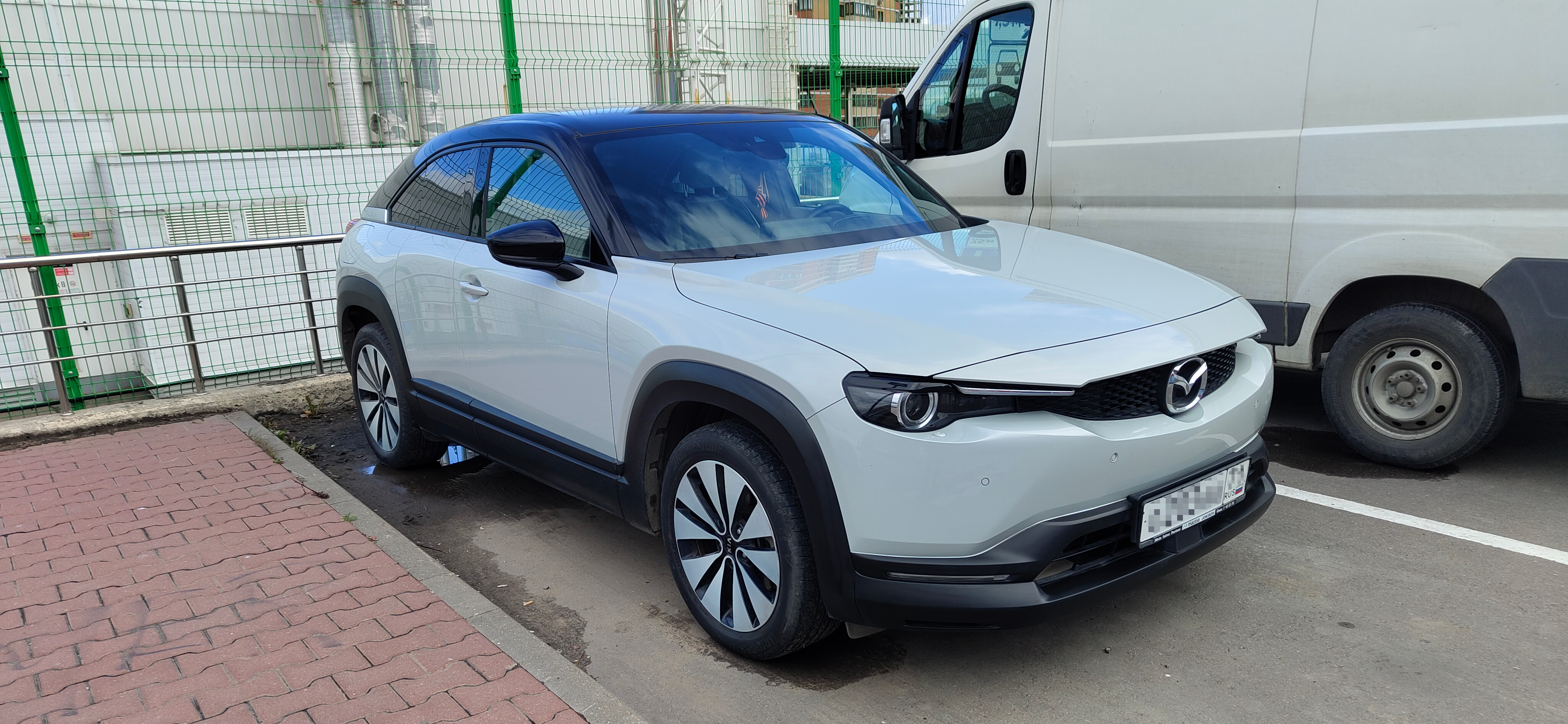 Я езжу на электромобиле Mazda MX-30 с осени 2025 года