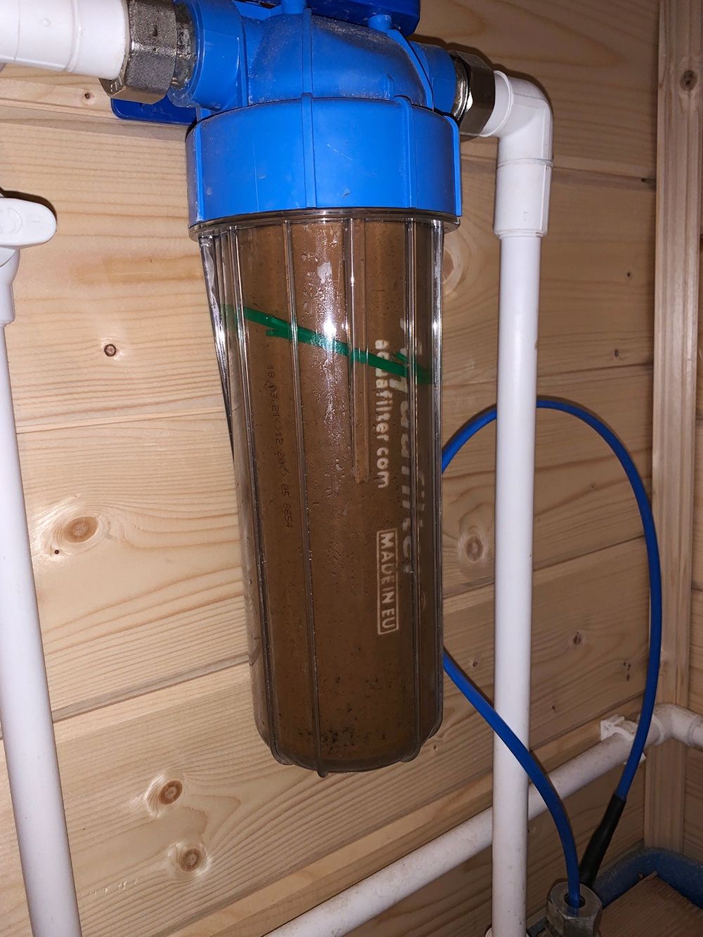 Так выглядел фильтр для воды до того, как я установил водоочистку. Он забивался за сутки и дальше пропускал ржавую воду