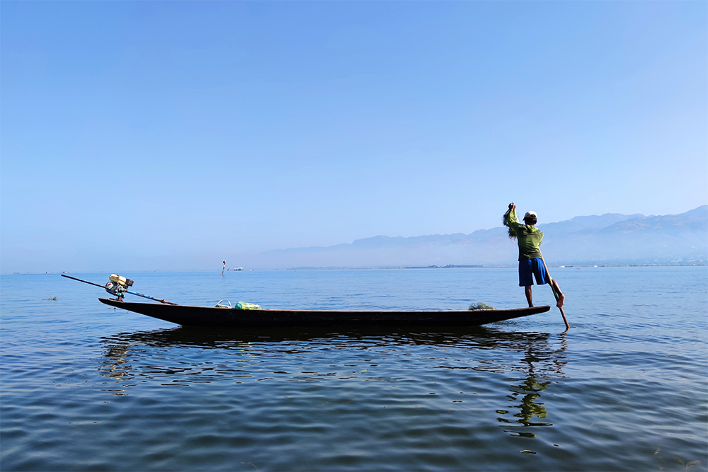 Рыбак на лодке на озере Инле