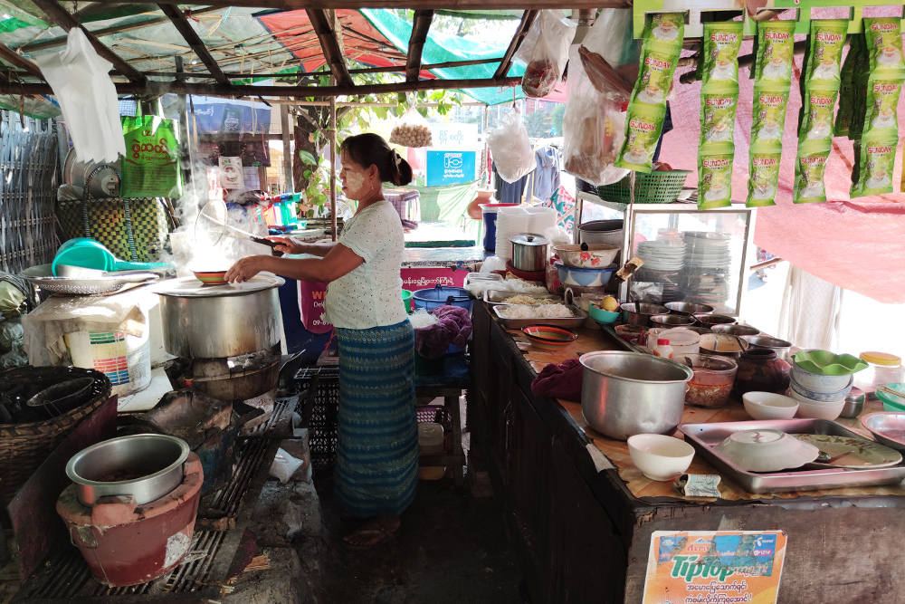 Хозяйка безымянного уличного кафе в Мандалае