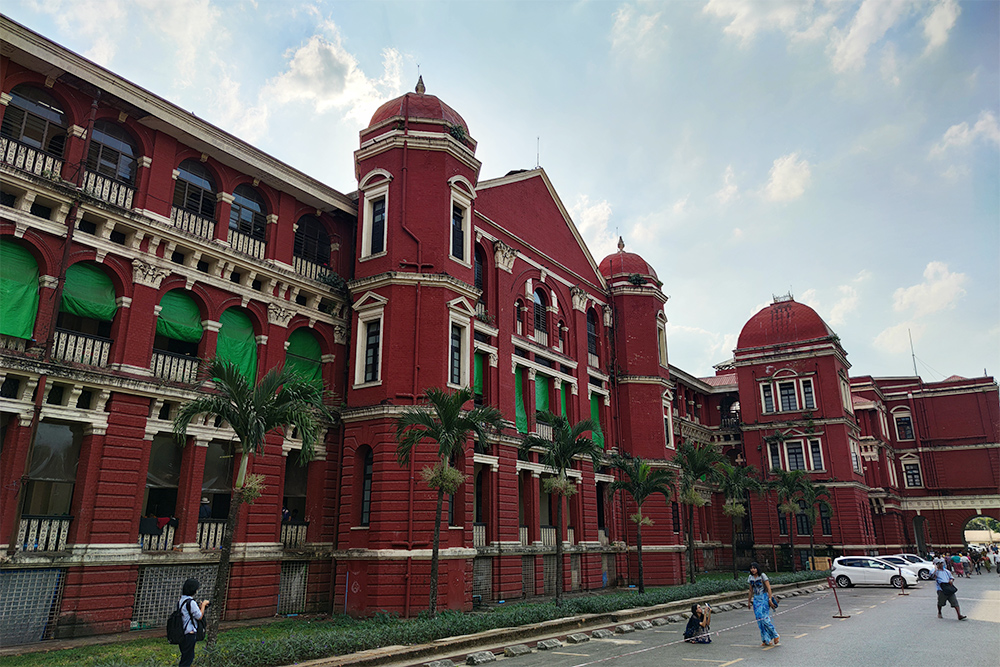 Здание больницы в Янгоне